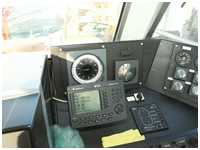 Bedienelemente vorn rechts - GPS-Navigationssystem, Kreiselkompass, Ruderlageanzeiger und Bedienpult für die Schiffsbeleuchtung